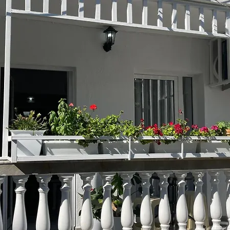 Apartment Yjeza